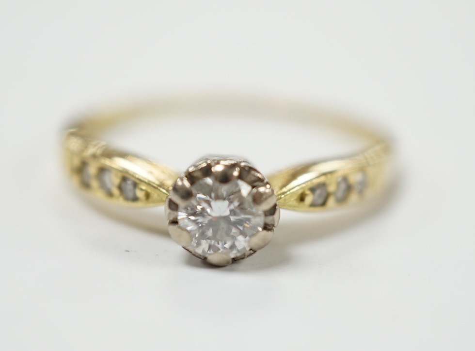 A modern 18ct gold and illusion set single stone diamond ring, with six stone diamond chip set shoulders, size O, gross weight 3 grams. Good condition.